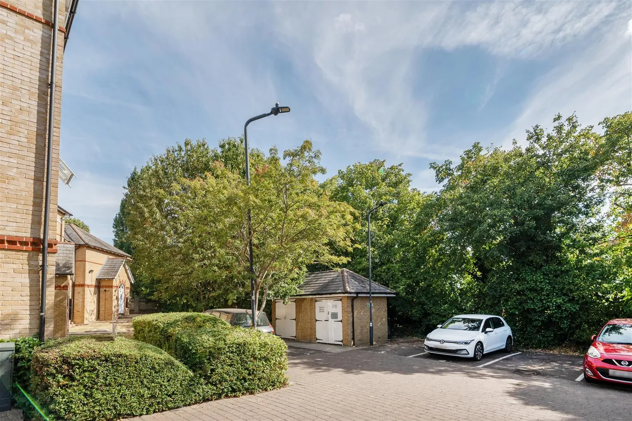 Chamberlayne Avenue, Wembley, photo 8