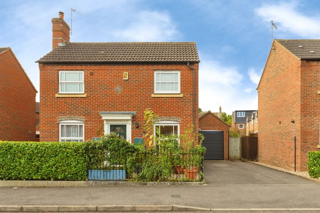 2 bed house for sale — Great Meadow Way, Aylesbury