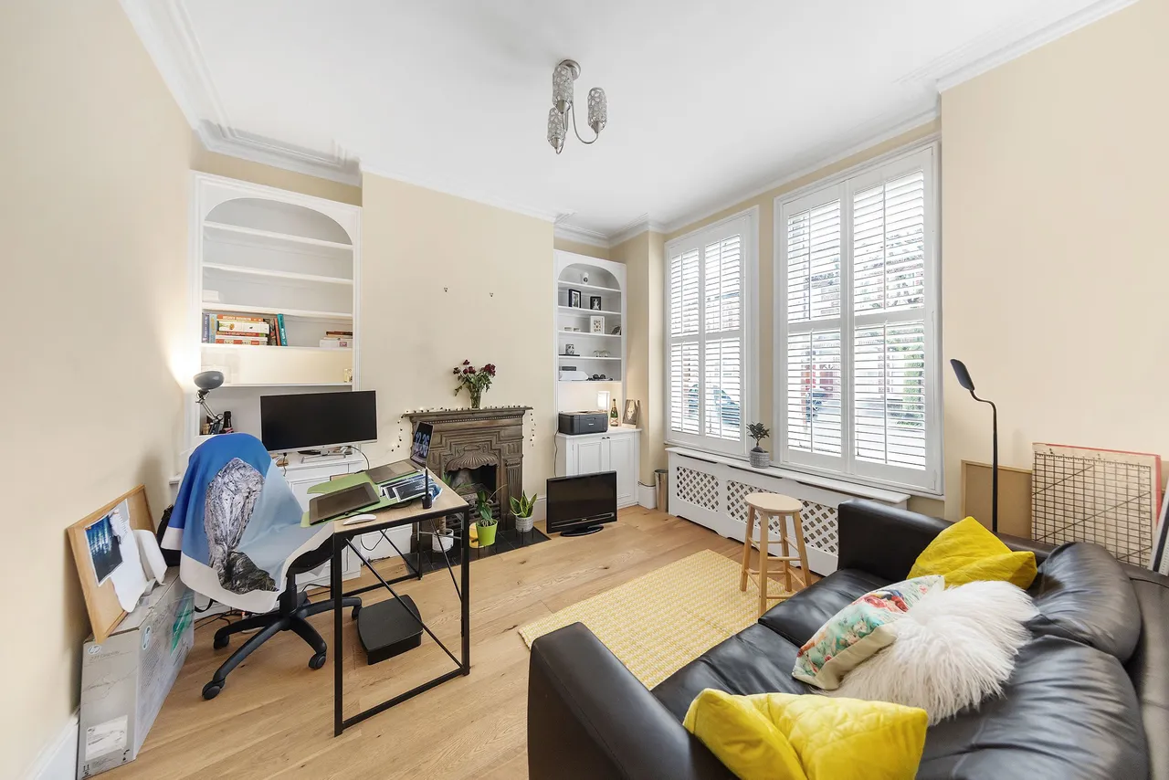 2 bed flat to rent — 13b Emu Road, London