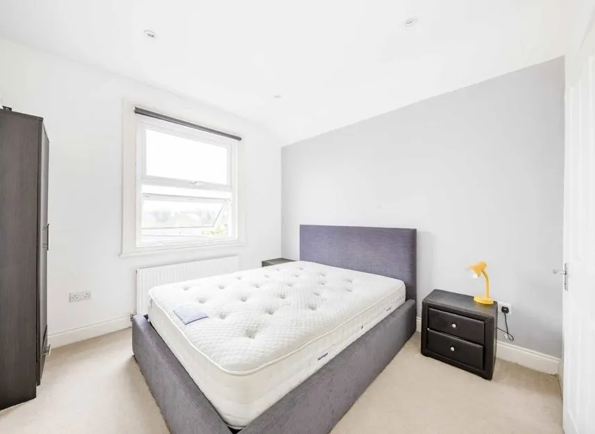 Garratt Lane, Earlsfield, SW18, photo 2