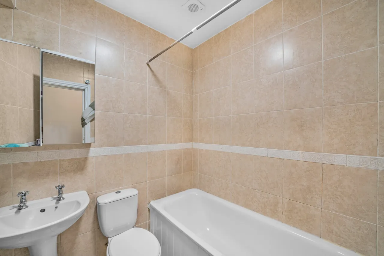 Mitcham Lane, London, SW16, photo 9