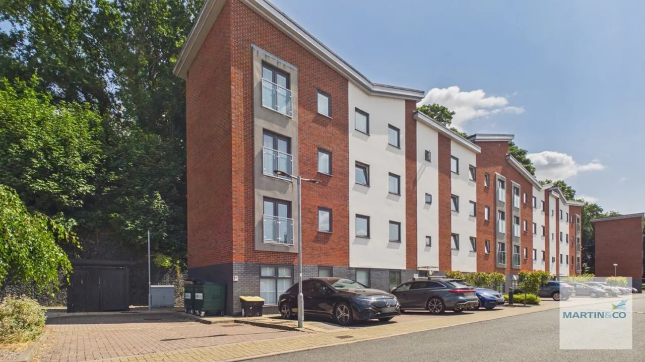 2 bed flat for sale — Hartropp Court, Sutton Coldfield