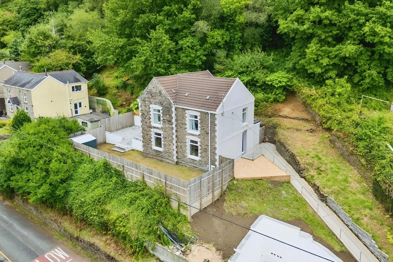 3 bed house for sale — Dyffryn Road, Alltwen, Pontardawe, Swansea, SA8 3BY