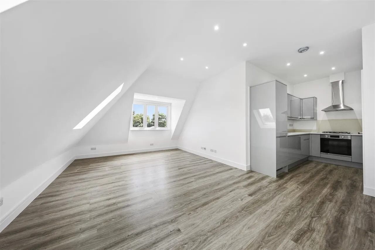 Tudor Gardens, Kingsbury, NW9, photo 2