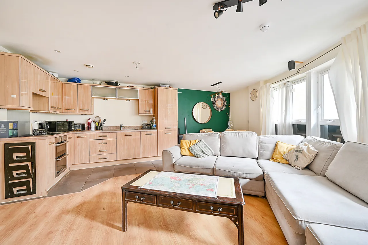 5 Langtry Court, Lanadron Close, Isleworth, photo 2