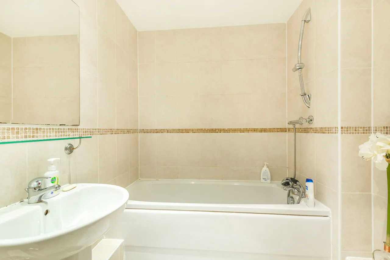 5 Langtry Court, Lanadron Close, Isleworth, photo 7