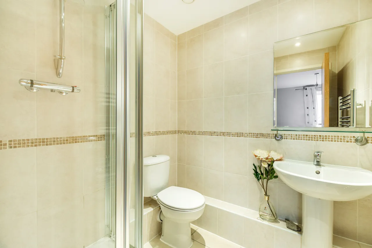 5 Langtry Court, Lanadron Close, Isleworth, photo 5