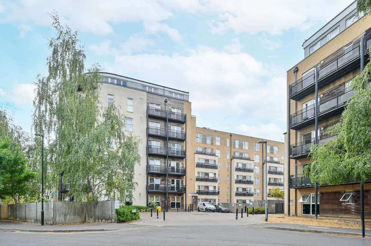 2 bed flat for sale — 5 Langtry Court, Lanadron Close, Isleworth