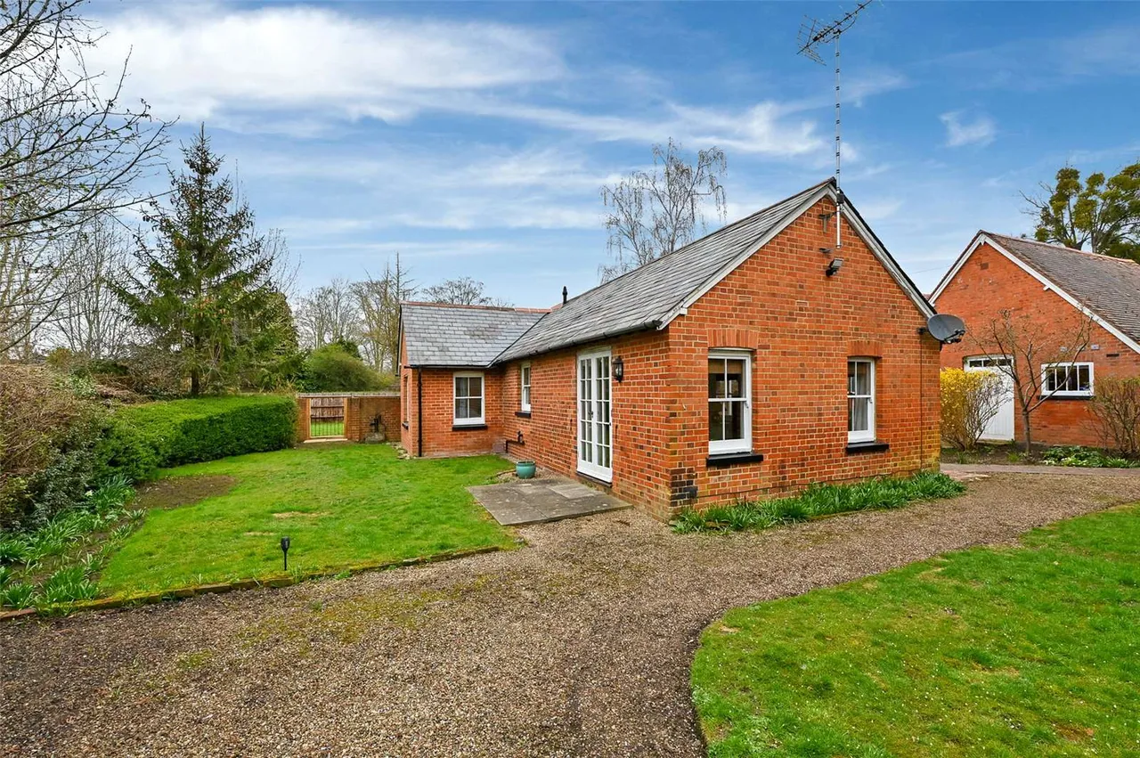 2 bed house to rent, The Green, Holyport, SL6