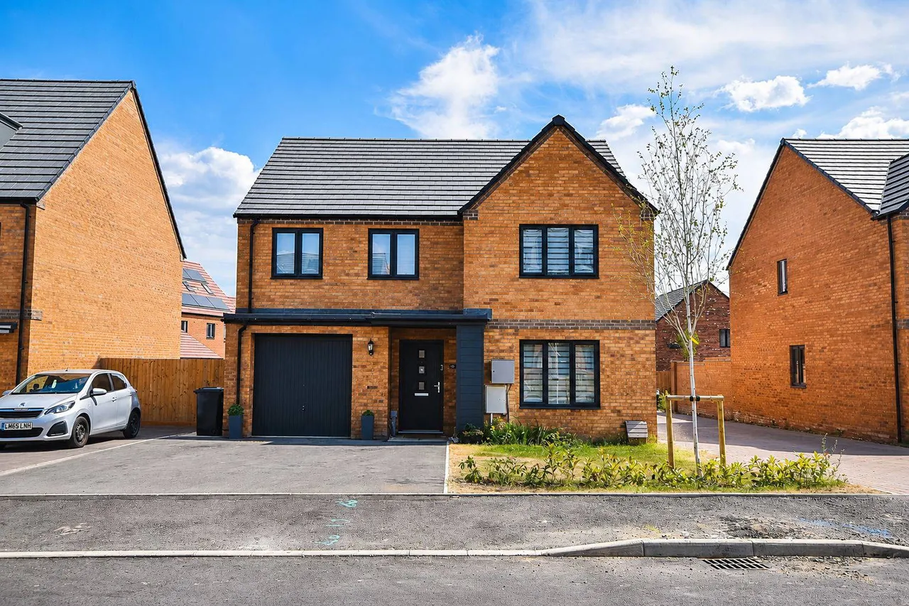 4 bed house for sale — Eleanor Drive, Wellingborough, Northamptonshire, NN8 6BY