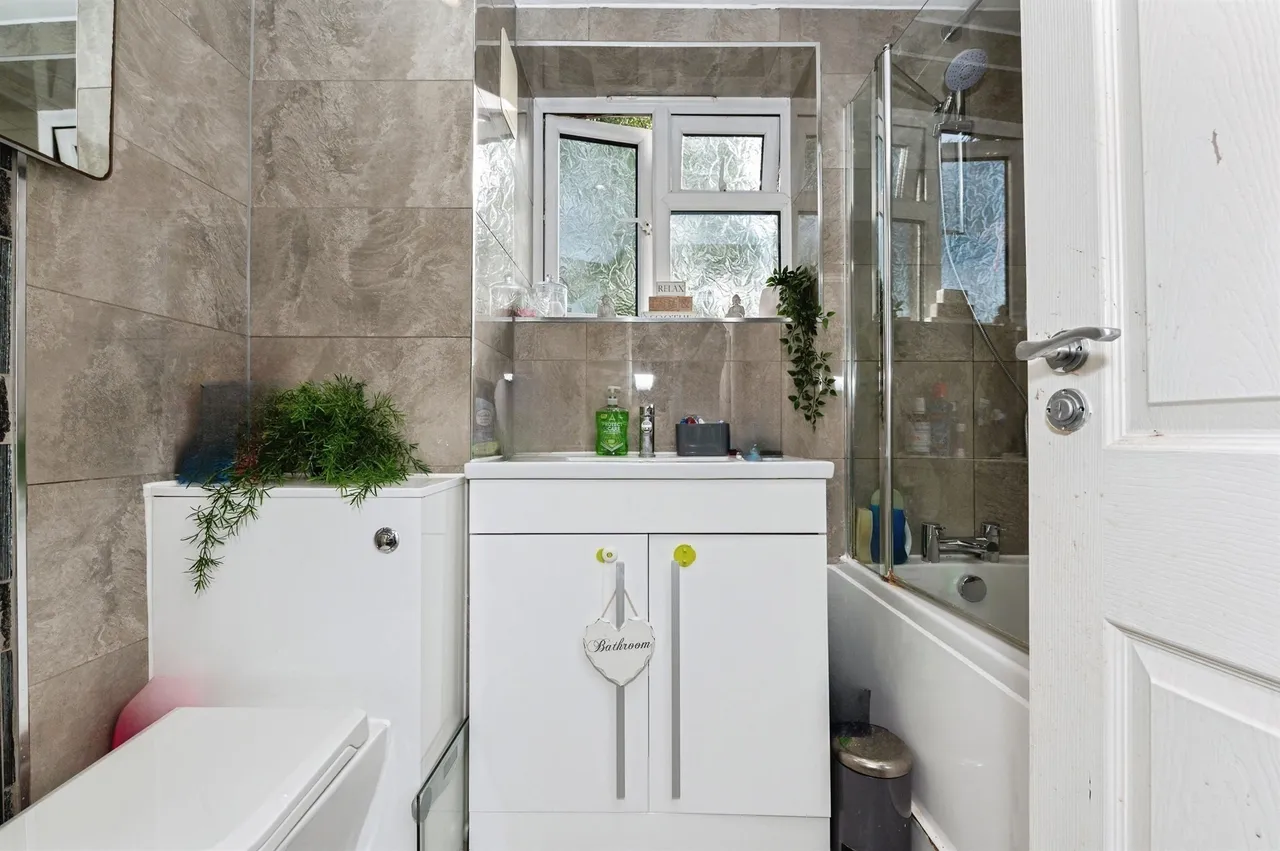Cam Green, South Ockendon, RM15, photo 2