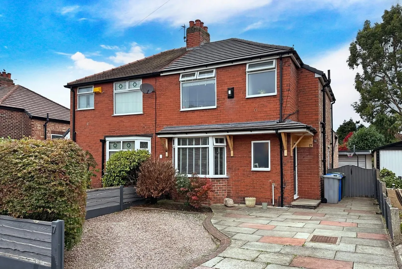 3 bed house for sale — Clover Road, Timperley, Cheshire WA15 7NL