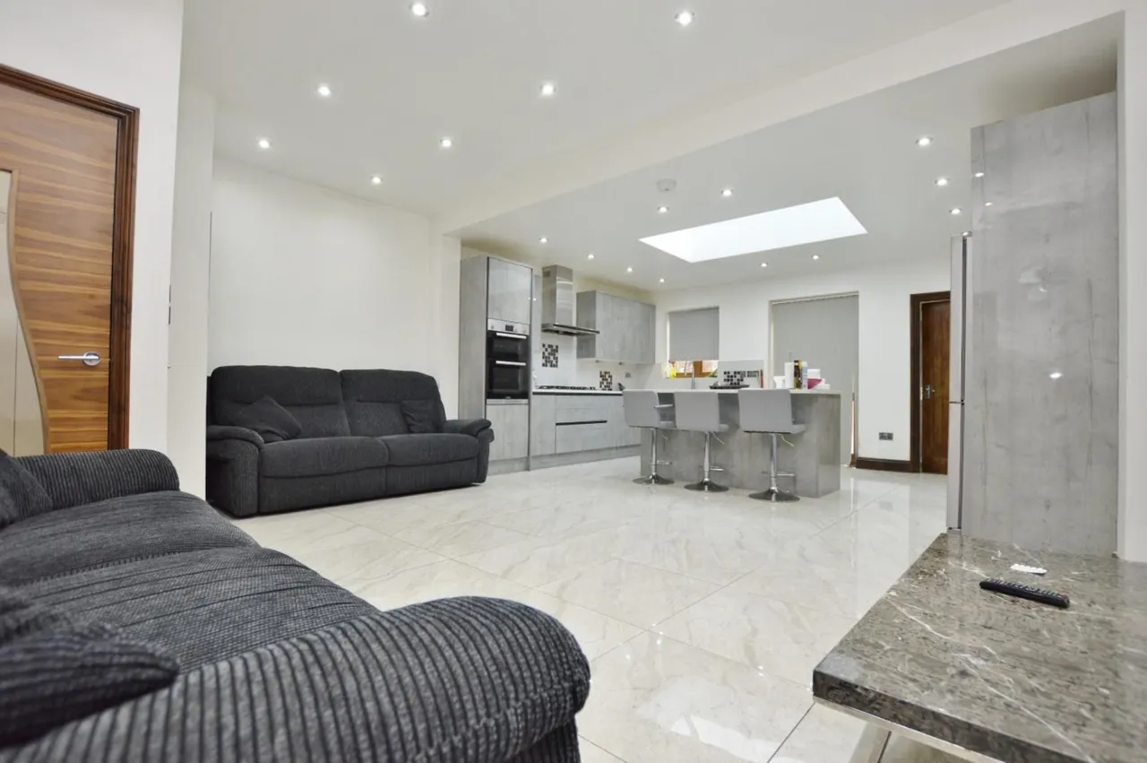 3 bed house to rent — Lichfield Road, East Ham, E6