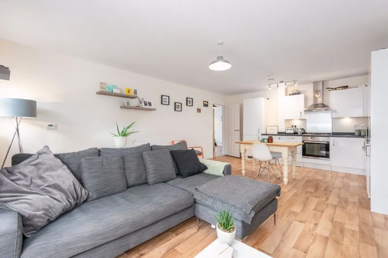 Alderson Grove Hersham, Walton-On-Thames KT12 5EG, photo 3