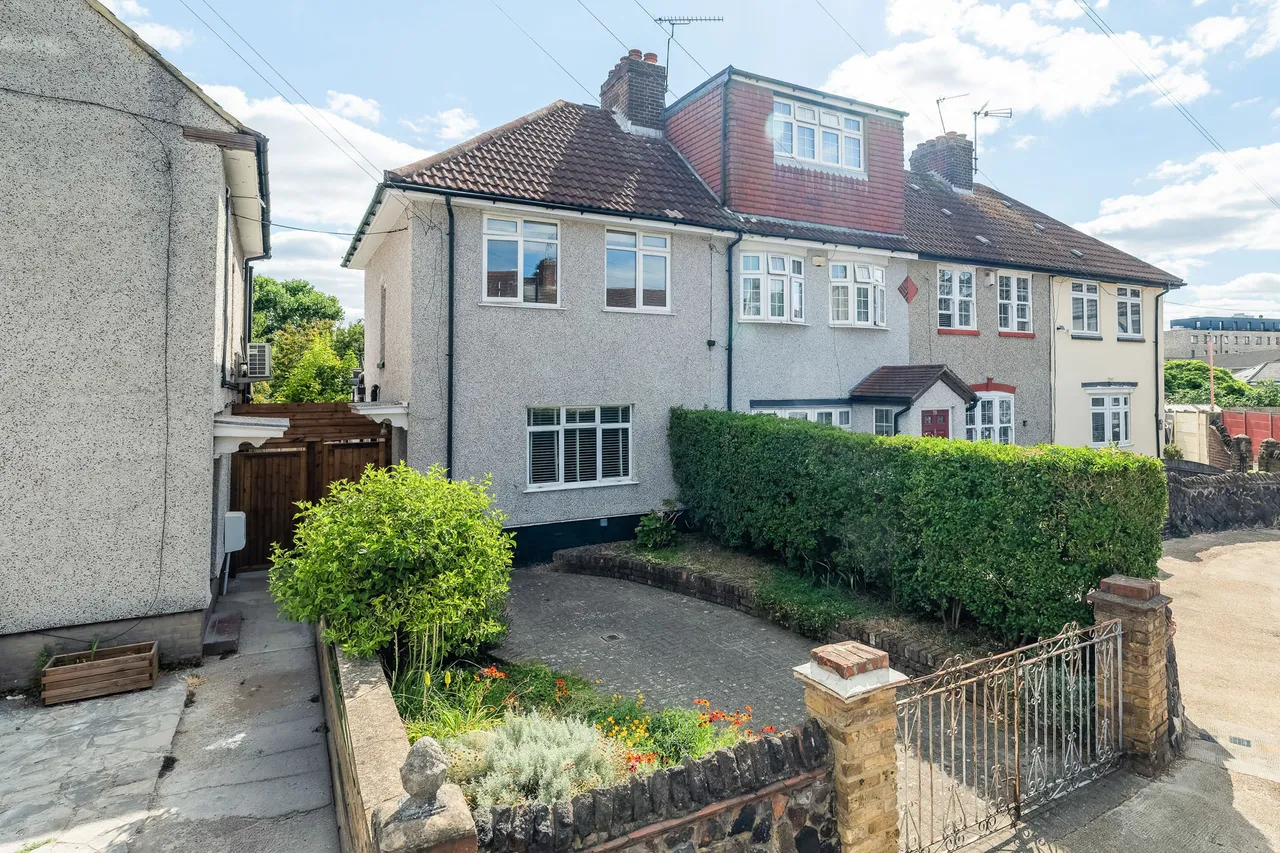 2 bed house for sale — Hesperus Crescent, London, E14