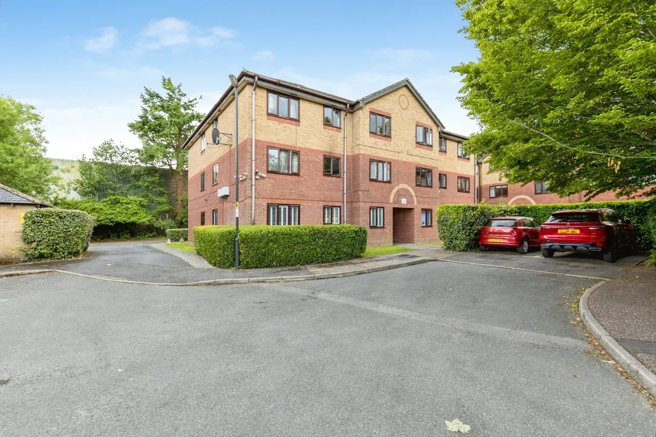 2 bed flat for sale, Longmere Road, Crawley, RH10