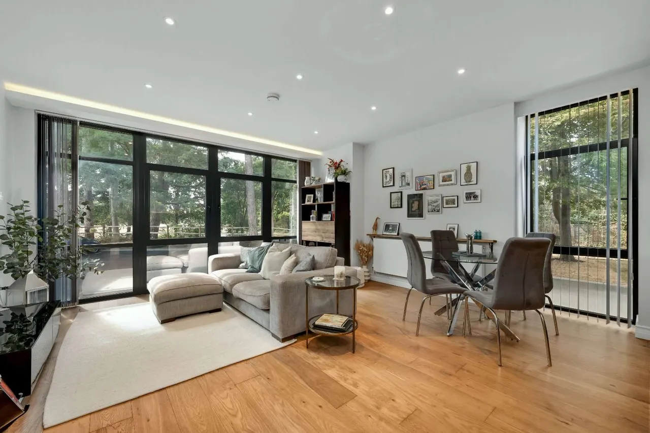 2 bed flat for sale — Littleworth Road, Esher, Surrey, KT10 9FP