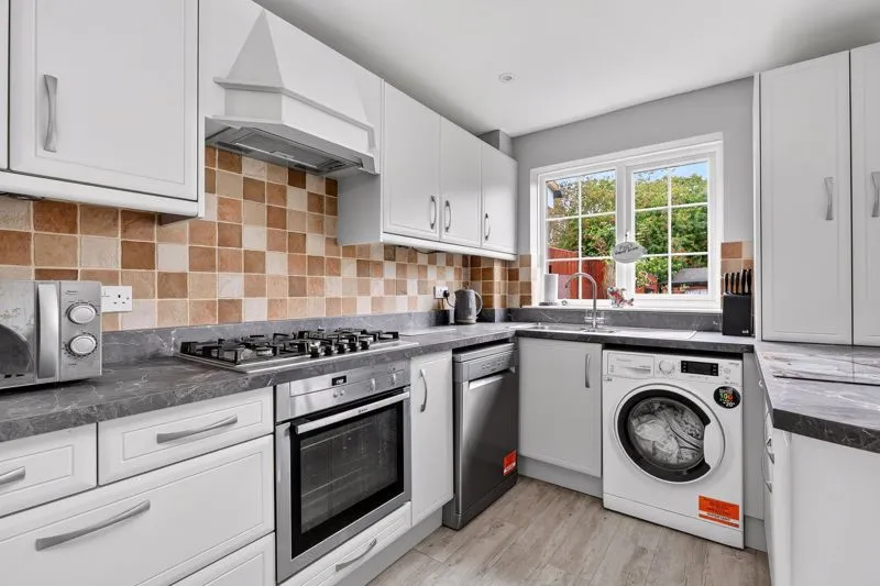 Marlborough Close Hersham, Walton-On-Thames KT12 4QS, photo 4