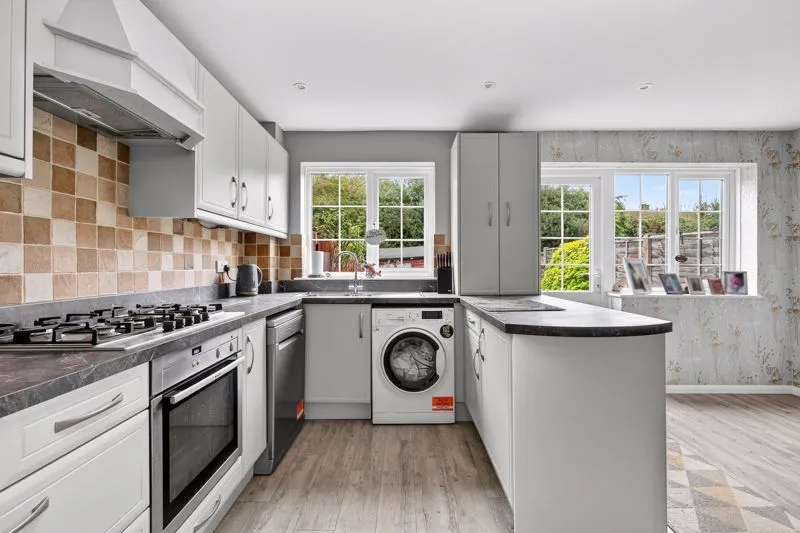Marlborough Close Hersham, Walton-On-Thames KT12 4QS, photo 7