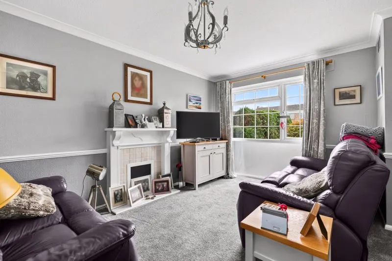 Marlborough Close Hersham, Walton-On-Thames KT12 4QS, photo 2