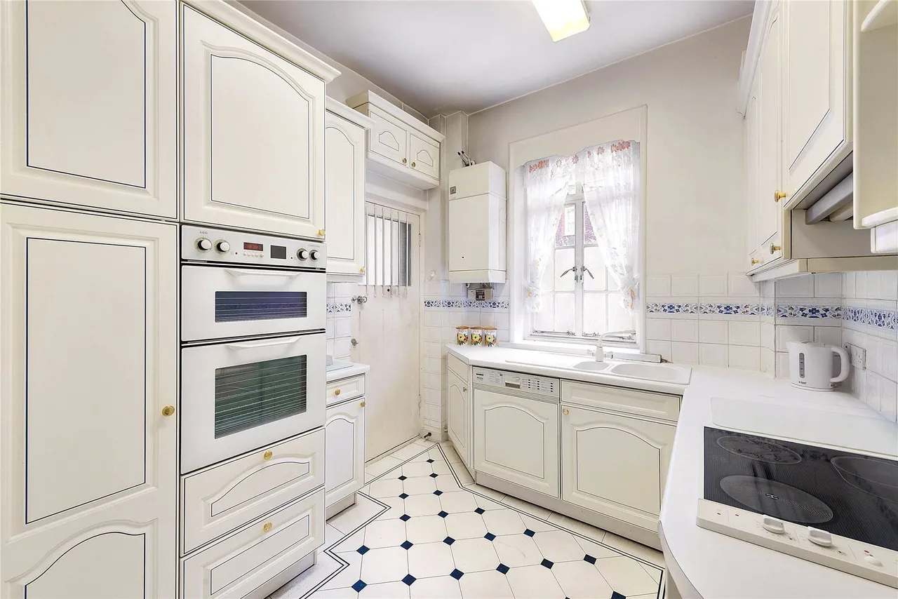 Duchess of Bedfords Walk, London, W8, photo 8