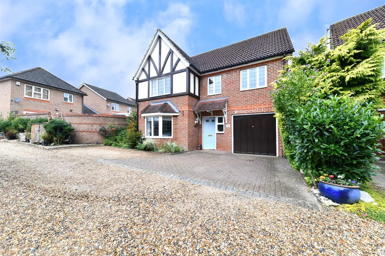 6 bed house for sale — Serpentine Close, Stevenage, Herts, SG1 6AR