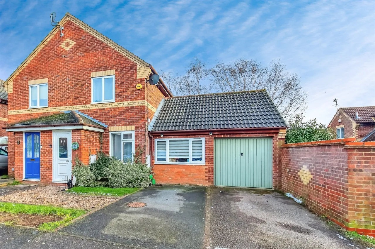 2 bed house for sale — Lupin Close, Kettering