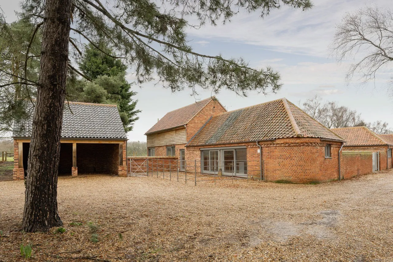 4 bed property for sale — Highbury Farm Barns, Banningham, Norfolk, NR11 7DY