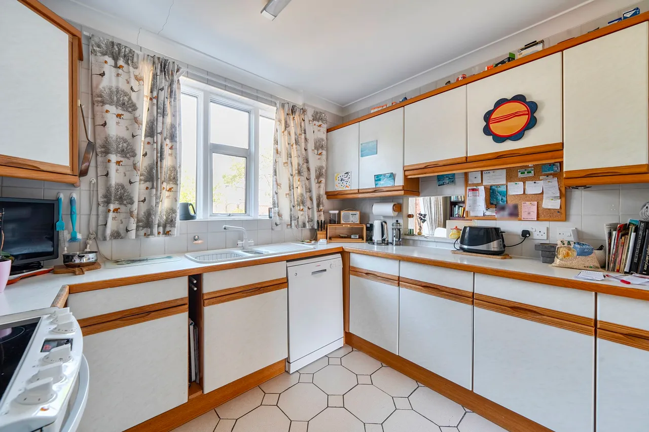 Uxbridge Road, Pinner, photo 5