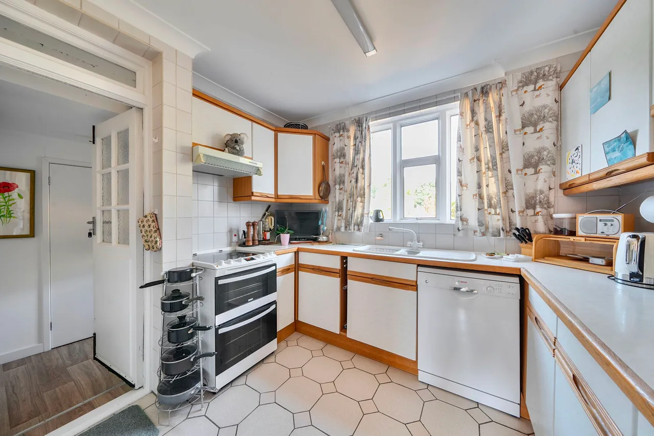 Uxbridge Road, Pinner, photo 6
