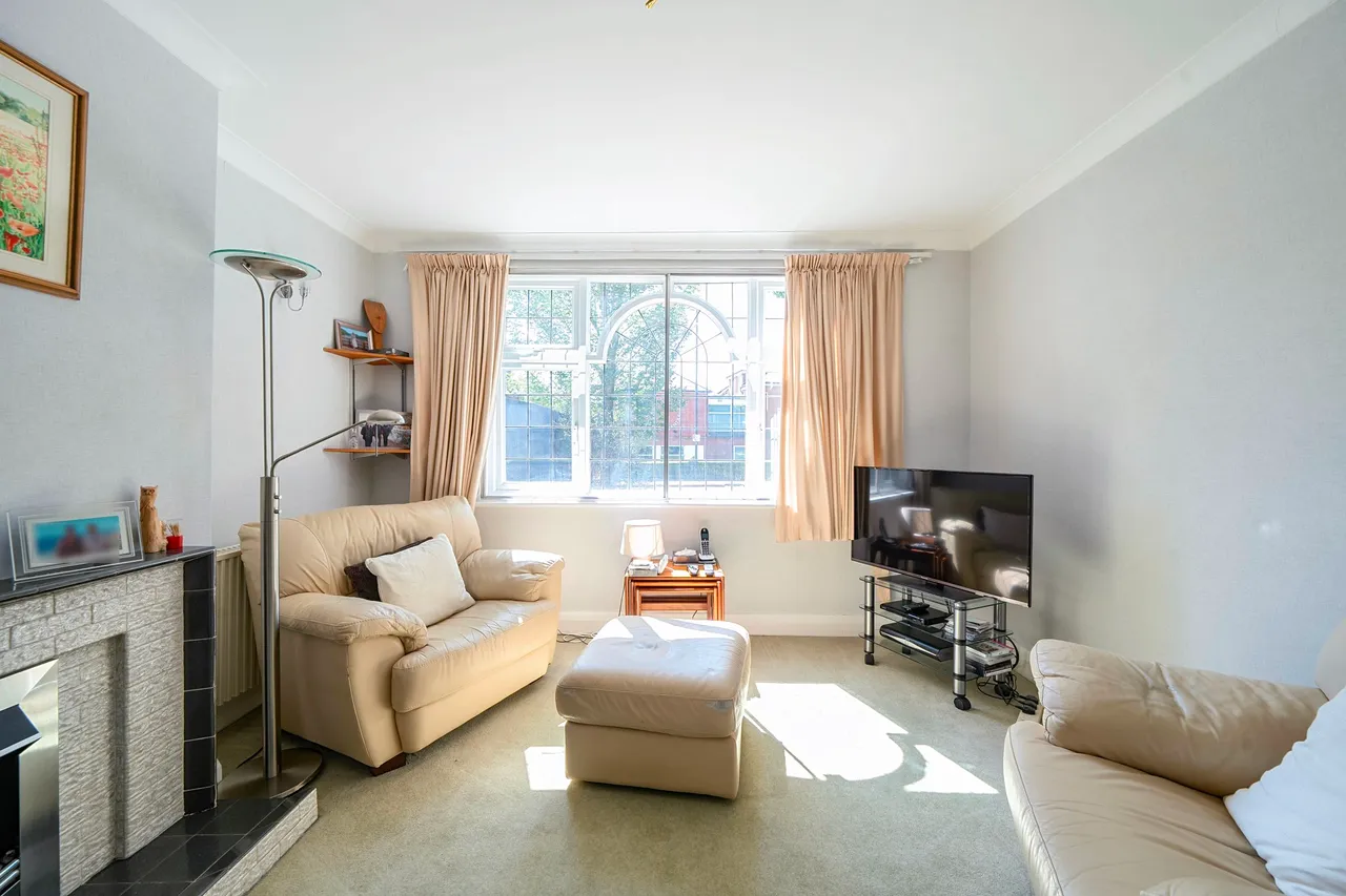 Uxbridge Road, Pinner, photo 4