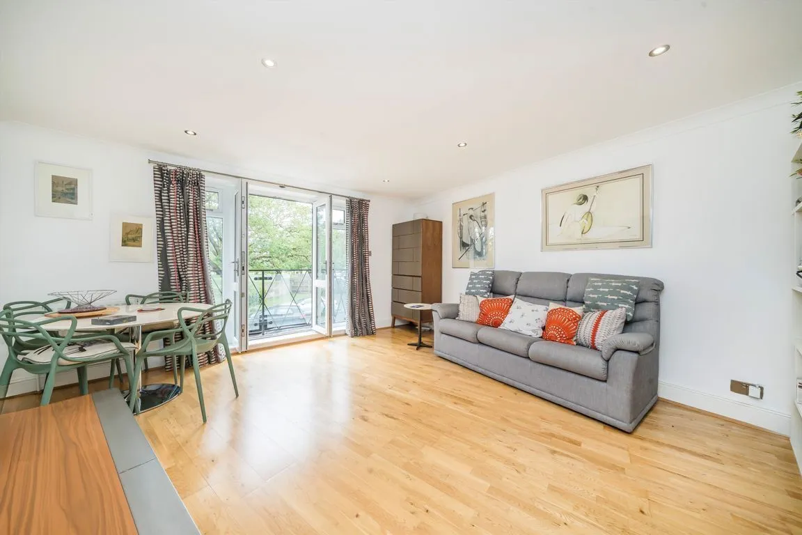 Deerhurst Crescent, TW12, photo 2