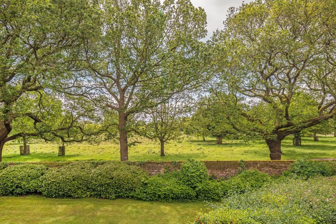 Deerhurst Crescent, TW12, photo 8