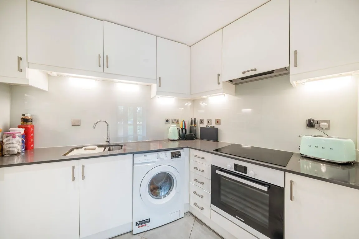 Deerhurst Crescent, TW12, photo 4
