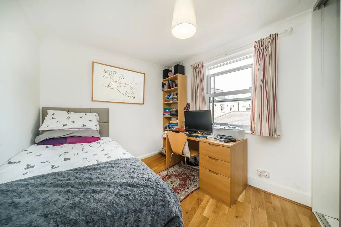 Deerhurst Crescent, TW12, photo 6