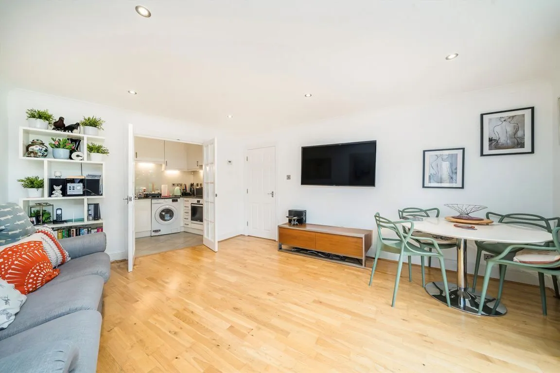 Deerhurst Crescent, TW12, photo 3