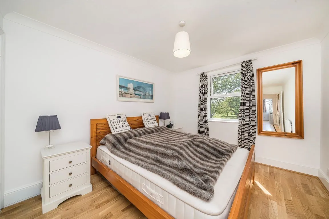 Deerhurst Crescent, TW12, photo 5