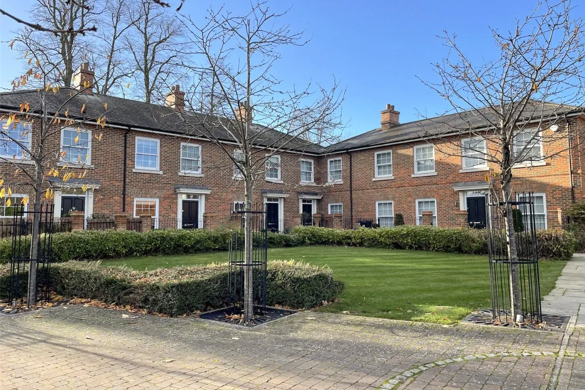 3 bed house for sale — Monachus Row, Hartley Wintney, Hook, Hampshire, RG27 8DA