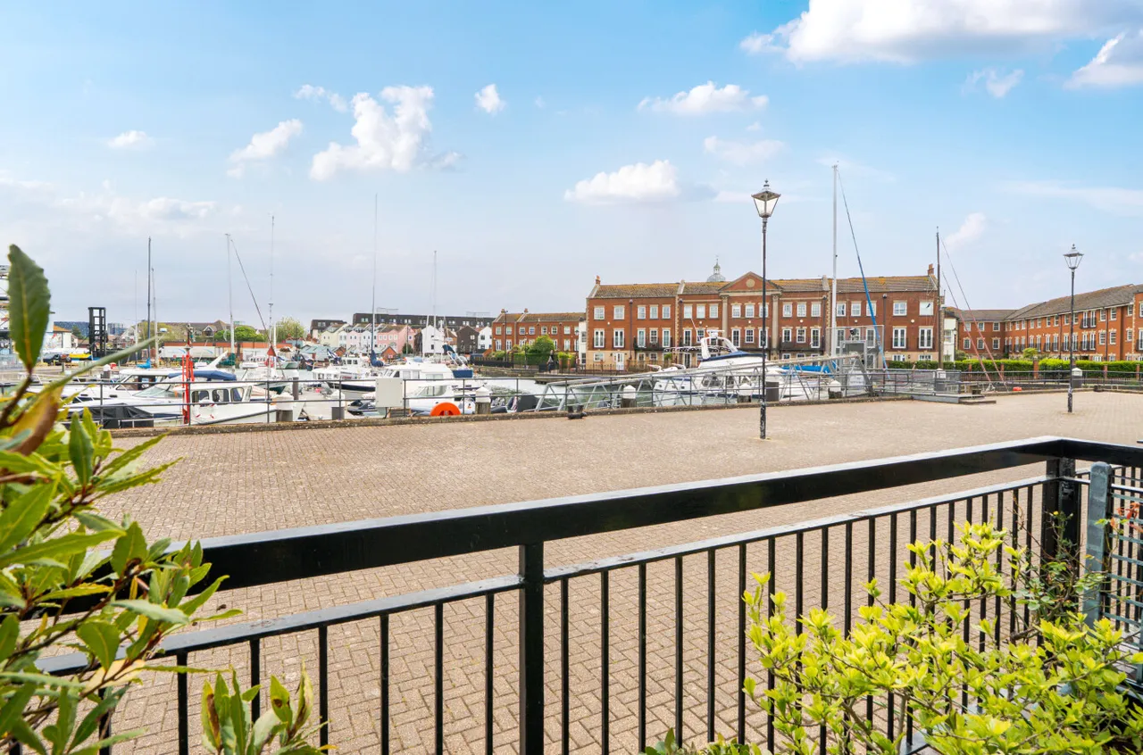 Broad Street, Old Portsmouth, PO1, photo 7