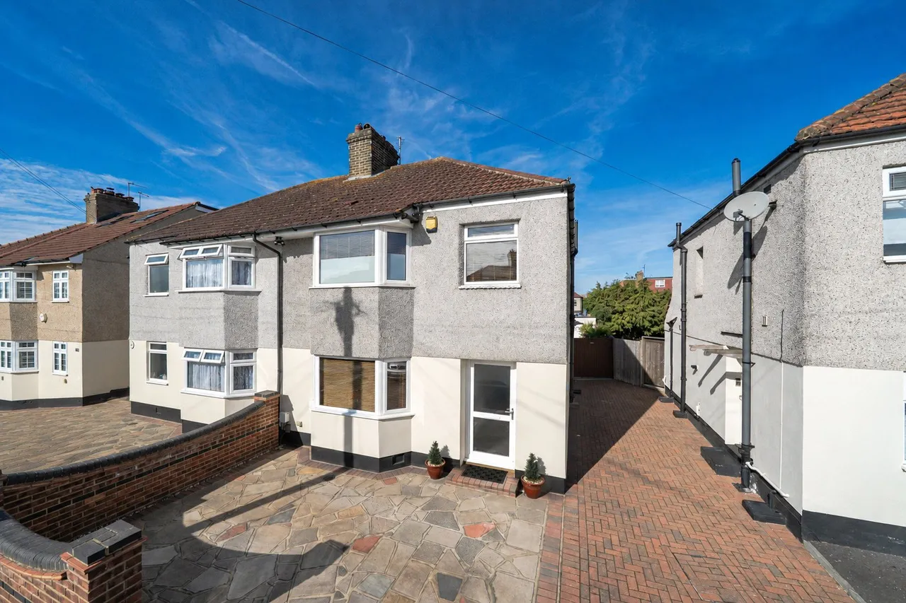 3 bed house for sale — Hazeldene Road, DA16