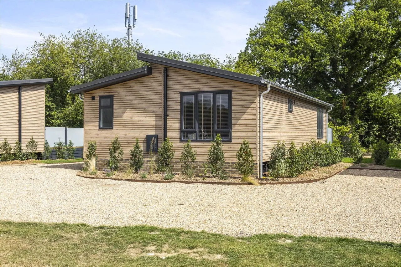 2 bed house for sale — Bluebell Park, Sumners Ponds, Barns Green, Horsham