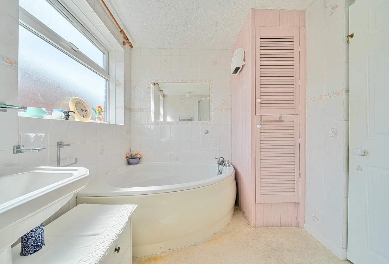 Hertford Road, Gloucestershire, Bishops Cleeve, GL52 8DA, photo 7