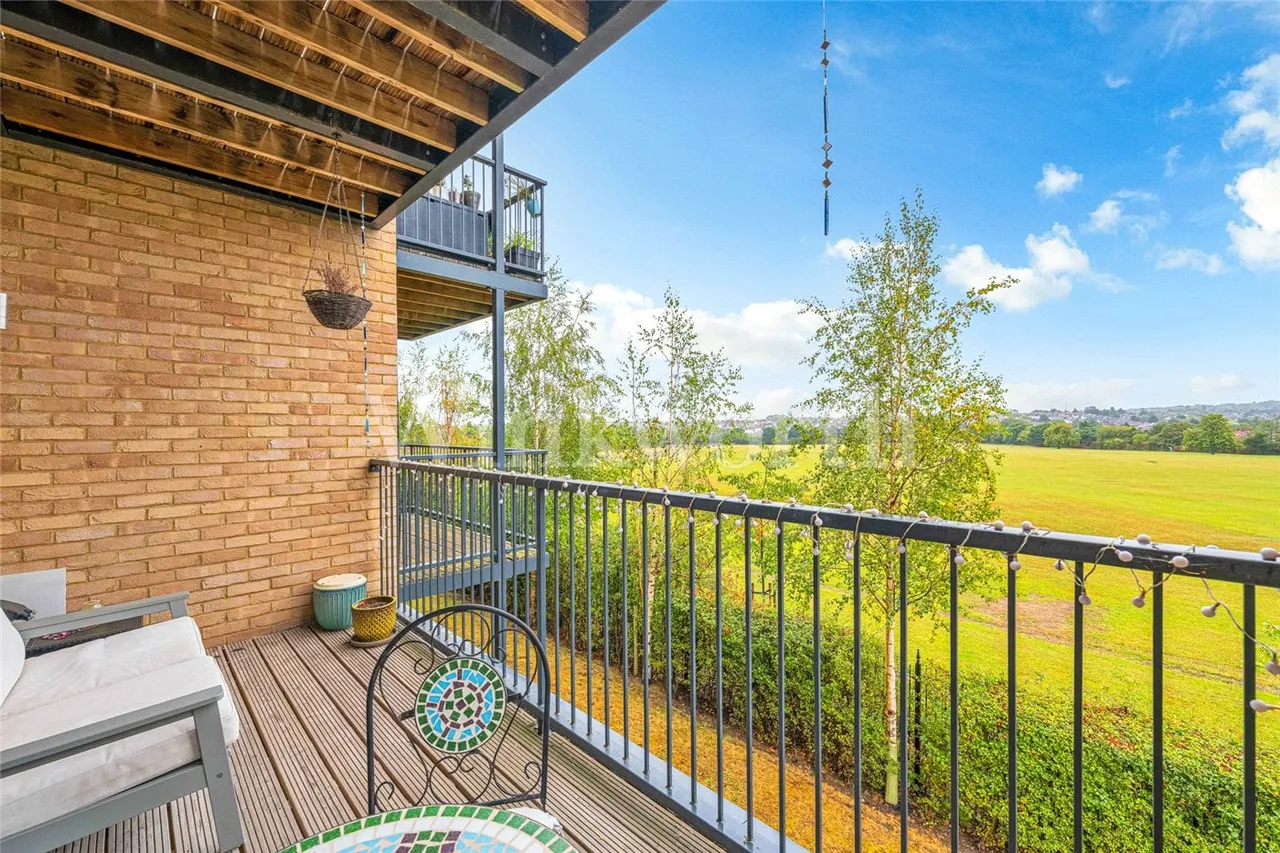 2 bed flat to rent, Swannell Way, London, NW2