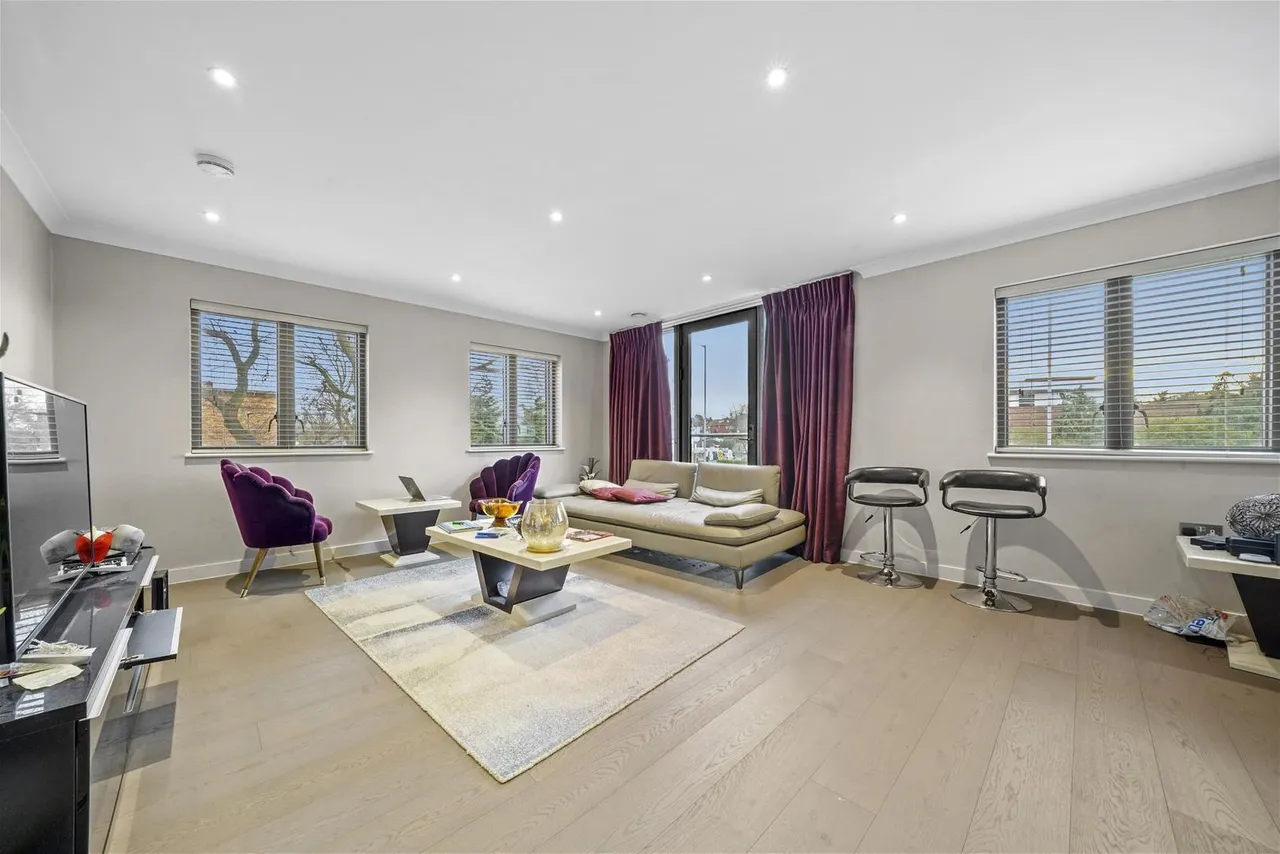 3 bed flat for sale — Hope Close, London
