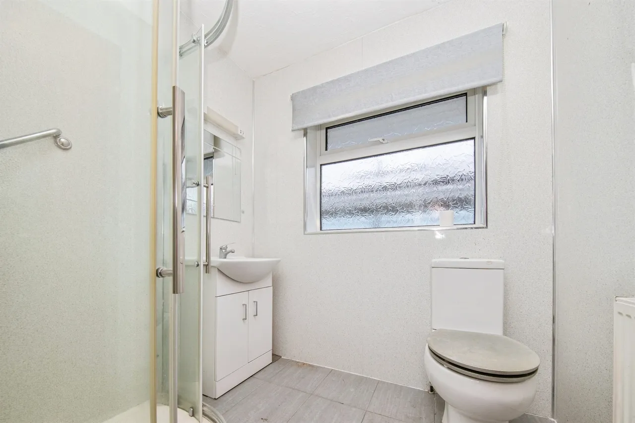Ladbrooke Road, Clacton-On-Sea, photo 11