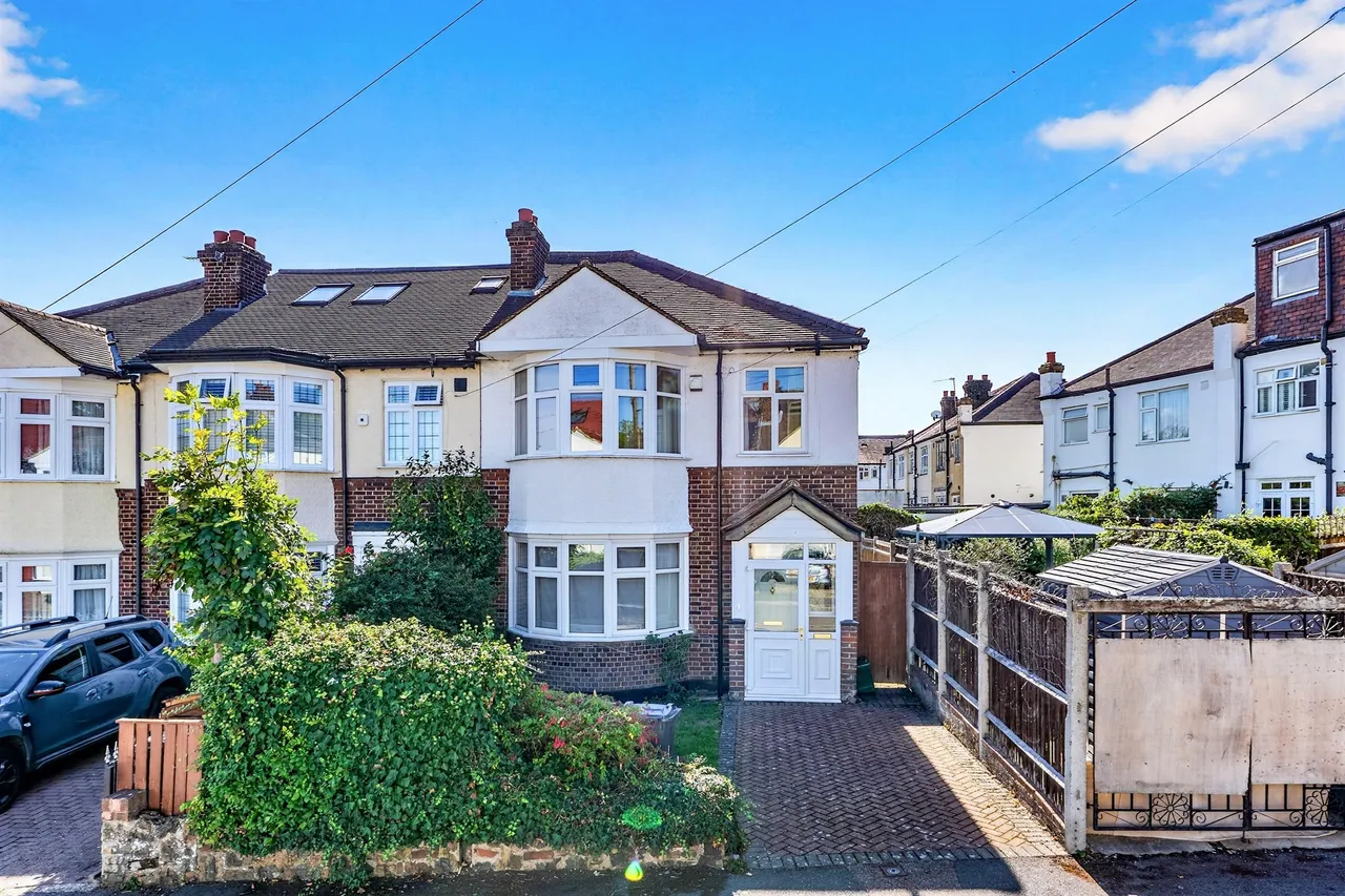 4 bed house for sale — Elsrick Avenue, Morden
