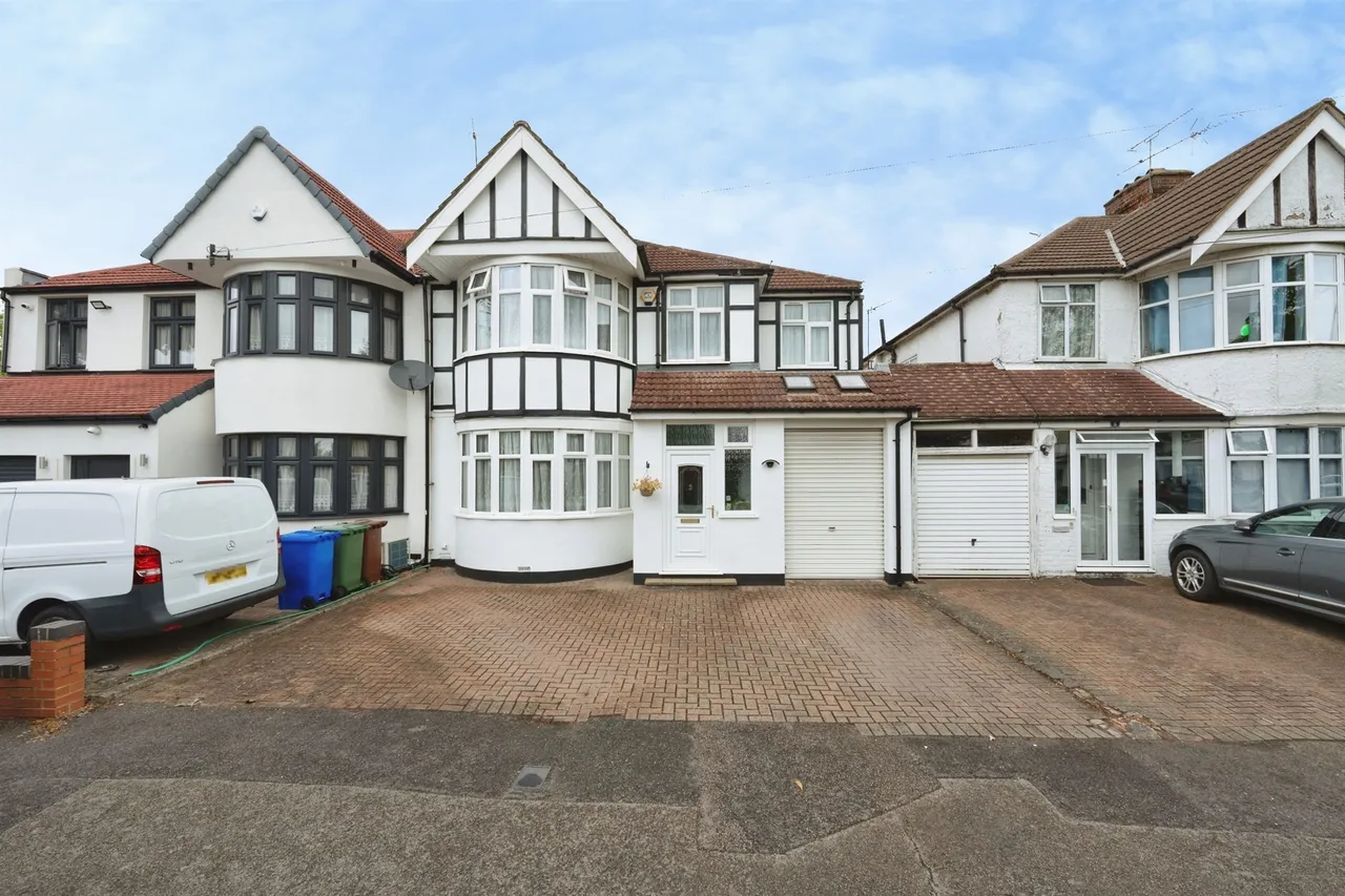 5 bed house for sale — Hunters Grove, Harrow