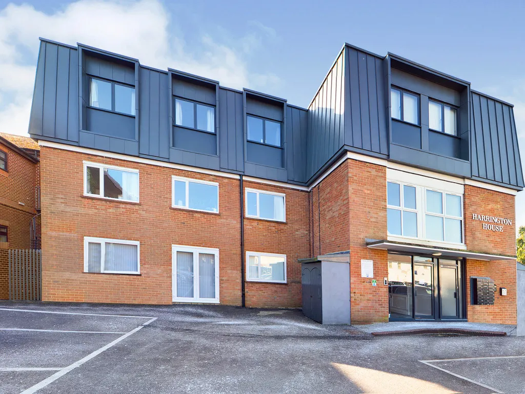 1 bed flat to rent — Harrington House, Brighton Road, Horsham