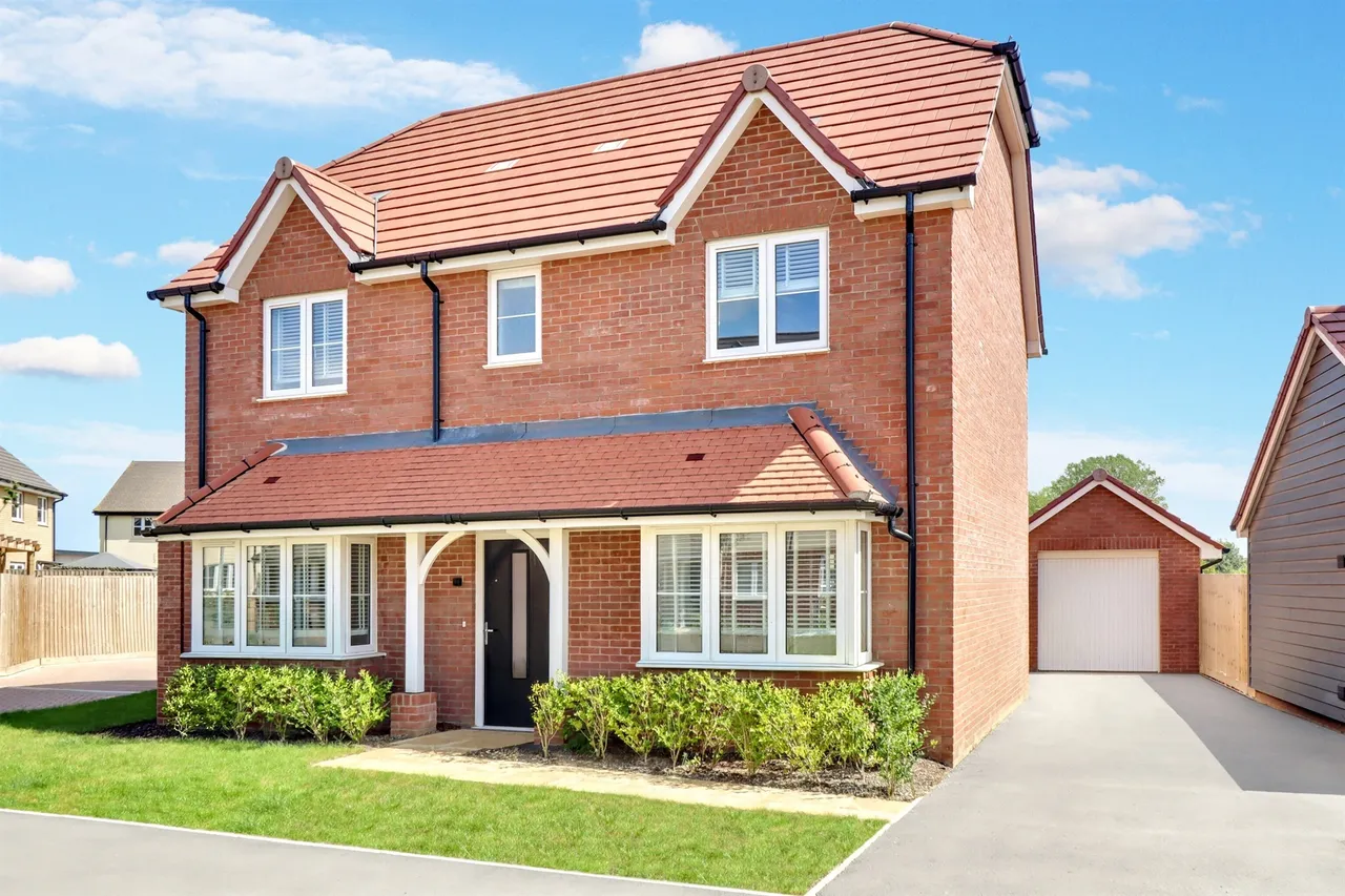 4 bed house for sale — Meadow Gardens, Hartley Brook Road, Clacton-On-Sea