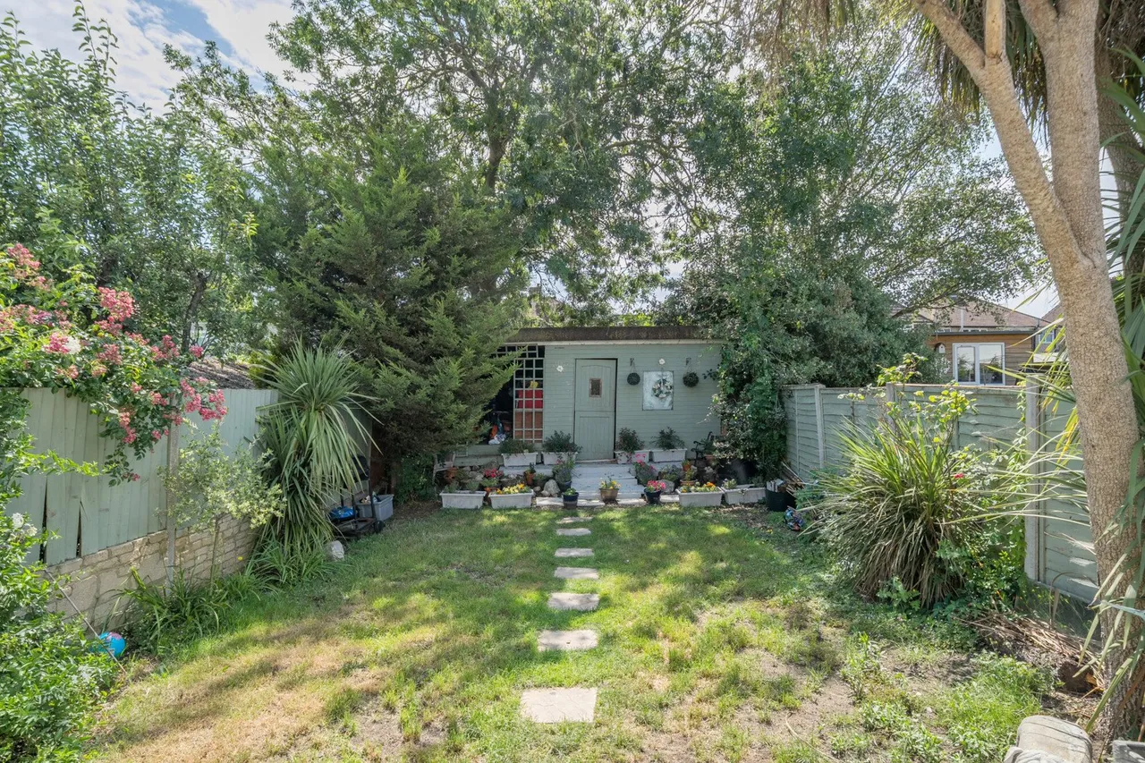 Shuttle Close, DA15, photo 21